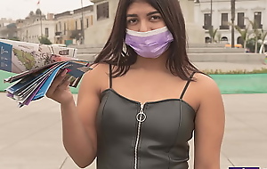 Venezolana sumisa de 18 años recibe su primera perforada anal en las calles de Lima