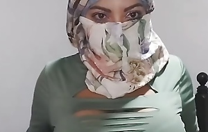 Arab Hijab Wife Masturabtes Silently To Way-out Orgasm Helter-skelter Niqab REAL SQUIRT To the fullest Scrimp Away