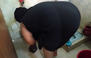 Friend's Arab Wife Fucked Apart from Best Side connected with Bathroom, When She Washing Clothes (Big Ass & Huge Boobs Hot Muslim Housewife Sex)