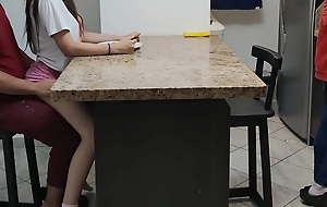 Me Gusta Comer Sentada en las Piernas de mi Tio