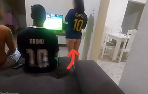 fiz sexo com amigo do meu marido por causa de uma aposta, fiquei com tesão e acabei fazendo DP com os dois